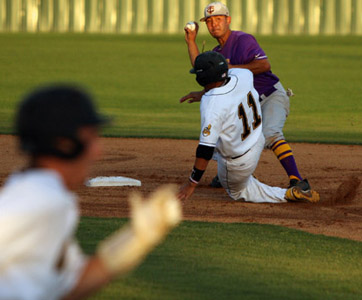 Apaches defeat Steers, 11-5