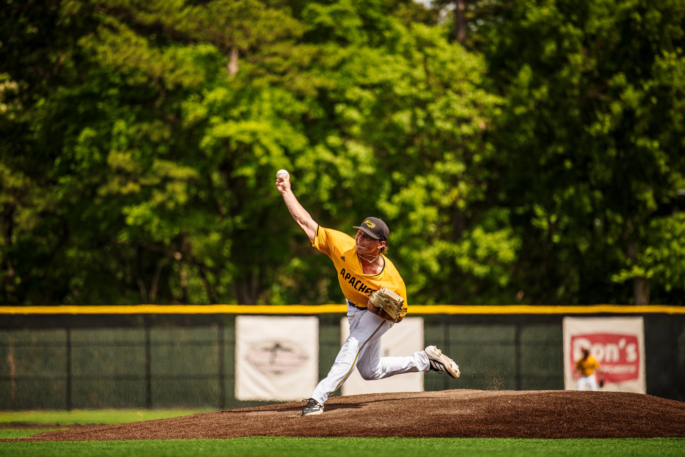 Apaches Sweep Bossier Parish, Win Sixth Straight